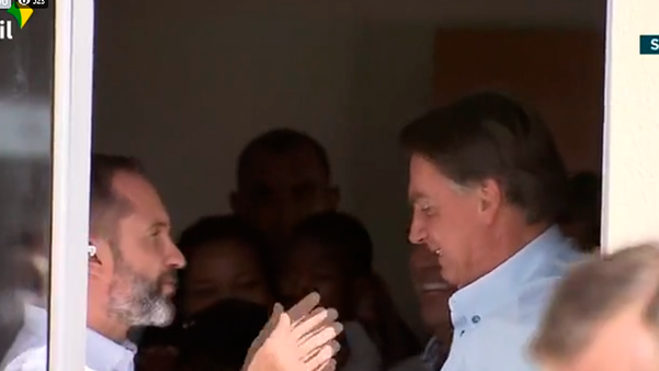 O Presidente Jair Bolsonaro participa de  entrega de casas no bairro Aroeira, em São Mateus  por Reprodução TV Brasil 