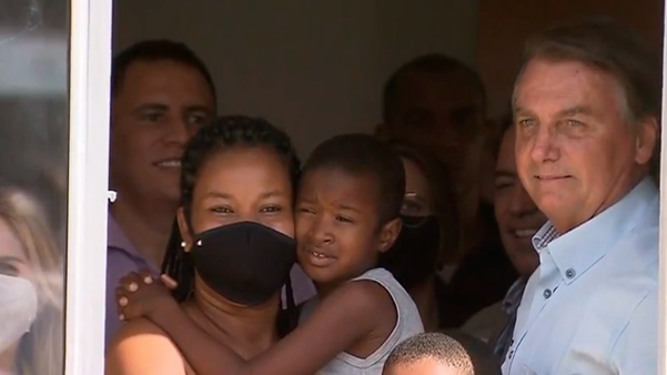 O Presidente Jair Bolsonaro participa de  entrega de casas no bairro Aroeira, em São Mateus  por Reprodução TV Brasil 