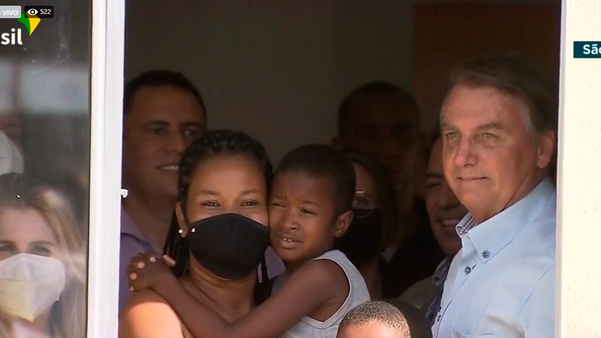 O Presidente Jair Bolsonaro participa de  entrega de casas no bairro Aroeira, em São Mateus  por Reprodução TV Brasil 