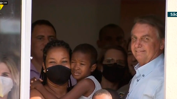 O Presidente Jair Bolsonaro participa de  entrega de casas no bairro Aroeira, em São Mateus por Reprodução TV Brasil