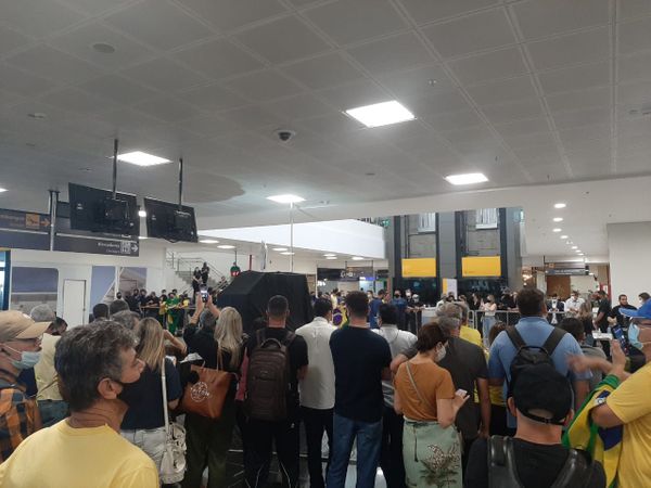 Pessoas aguardando no saguão de desembarque internacional no Aeroporto de Vitória