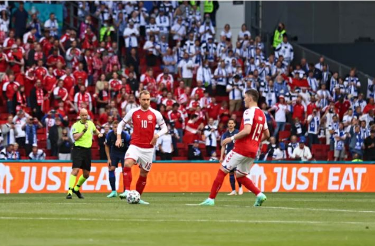 Jogador tem parada cardíaca e cai desacordado em campo em partida do  Campeonato Inglês