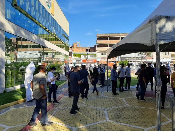 Governador, prefeito de Viana e secretário de Saúde do ES chegam para abrir o projeto "Viana Vacinada" por Carlos Alberto Silva