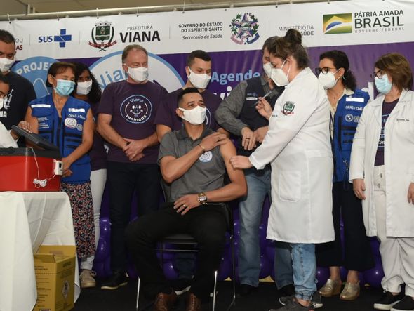 Voluntários são imunizados no Viana Vacinada deste domingo (13) por Carlos Alberto Silva