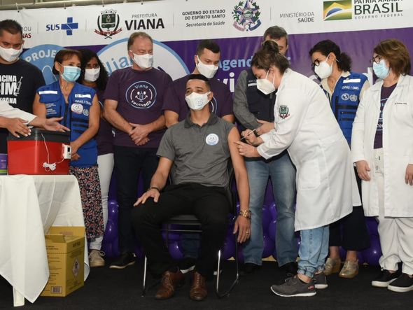 Voluntários são imunizados no Viana Vacinada deste domingo (13) por Carlos Alberto Silva