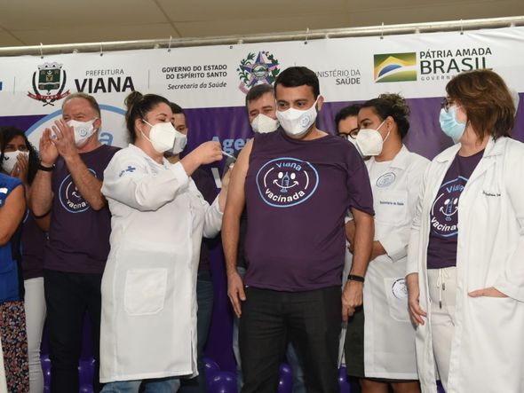 Voluntários são imunizados no Viana Vacinada deste domingo (13) por Carlos Alberto Silva