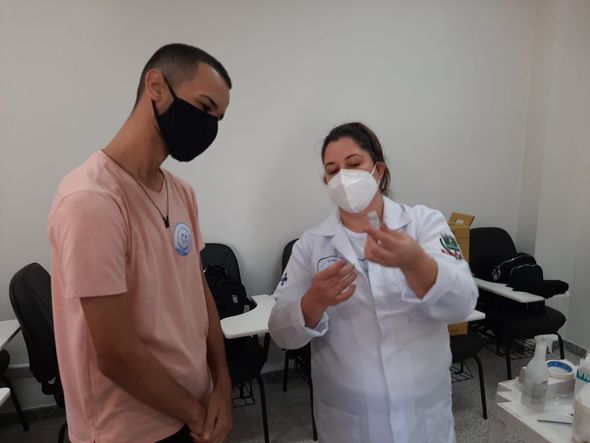 Voluntários são imunizados no Viana Vacinada deste domingo (13) por Carlos Alberto Silva