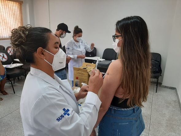 Voluntários são imunizados no Viana Vacinada deste domingo (13) por Carlos Alberto Silva