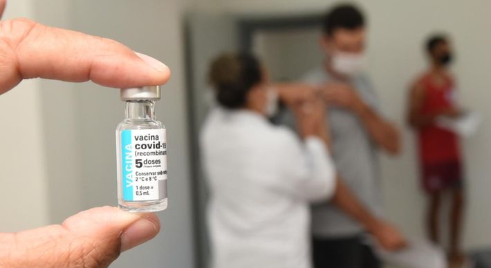 Imunização em massa acontecerá neste domingo (16) em vários pontos da cidade; vacinados com doses convencionais de Coronavac, Pfizer e AstraZeneca podem participar