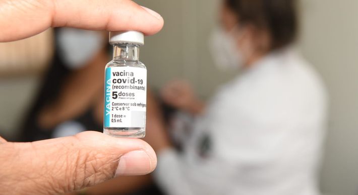 Mesmo diante de um cenário de escassez de vacinas contra a Covid-19, há pessoas que desistem de receber o composto após serem informadas sobre a marca do produto, quando deveriam se vacinar com a que estiver disponível