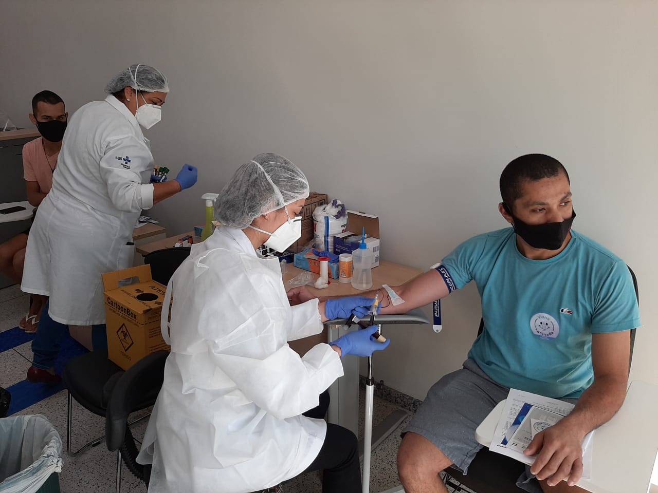 Voluntários são imunizados no Viana Vacinada deste domingo (13)