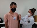 Voluntários são imunizados no Viana Vacinada deste domingo (13)(Carlos Alberto Silva)