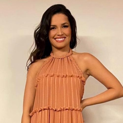 Para seu primeiro show, ex-BBB escolheu um vestido longo na cor terracota. Empresárias comemoram o sucesso das vendas