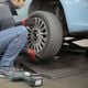 Homem troca o pneu do carro 