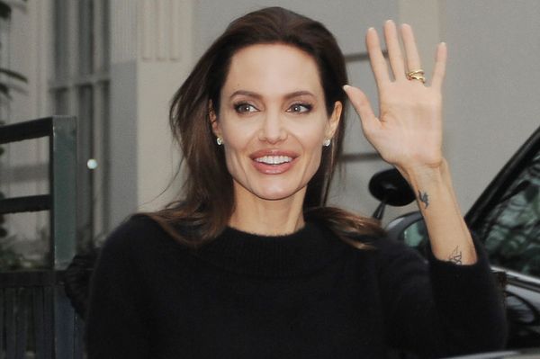 Angelina Jolie acena durante visita a Paris