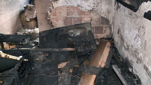 Apartamento ficou destruído após incêndio em Cariacica