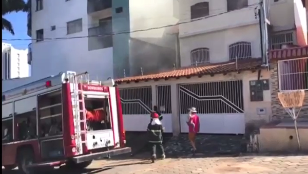 Caminhonete pega fogo em garagem de casa em Linhares