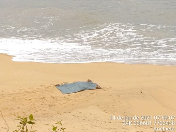 O corpo foi encontrado na manhã desta segunda-feira (14), na praia de Mãe-Bá. A polícia está investigando