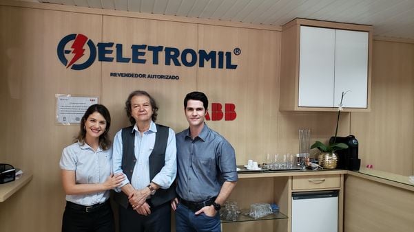 Eletromil: Joatham Flores entre os filhos Aline e André