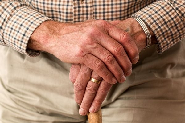 Idosos precisam receber cuidados dos filhos