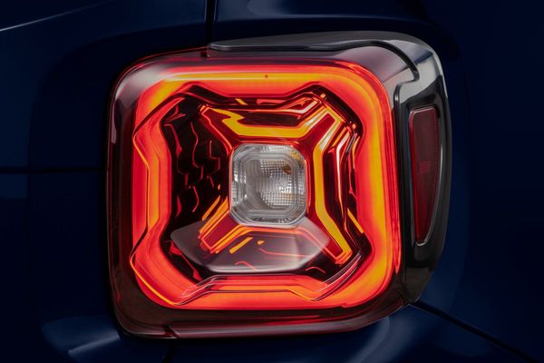 Faróis traseiros ostentam o design característico do modelo por Jeep/Divulgação