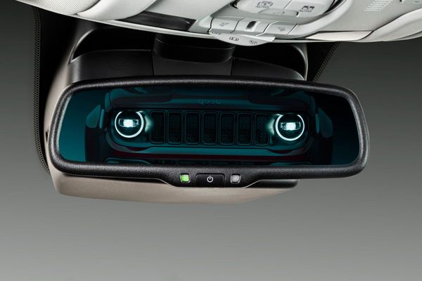 O Jeep Renegade Trailhawk tem retrovisor interno eletrocrômico por Jeep/Divulgação