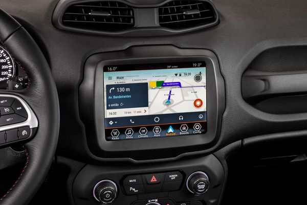 Tela multimídia de 8 polegadas com conexão com Android Car Play e Apple Car por Jeep/Divulgação
