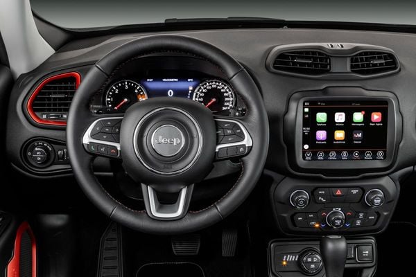 Volante com acabamento de costura aparente e com uma série de comandos à mão do motorista por Jeep/Divulgação