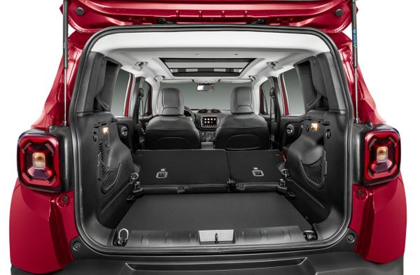 Volume do porta-malas comporta 273 litros, que podem ser ampliados com os bancos rebatíveis por Jeep/Divulgação