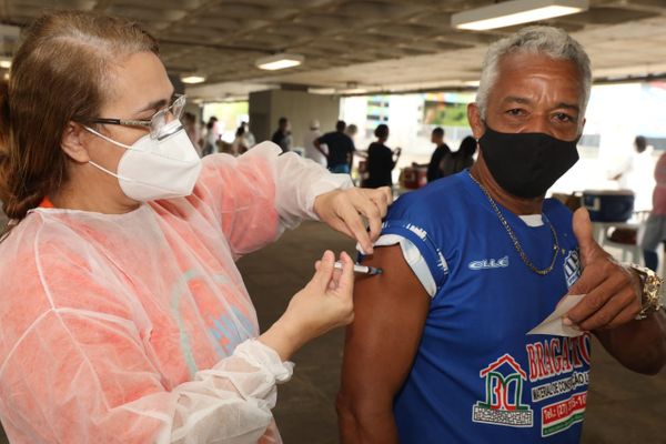 Mutirão de vacinação contra a Covid-19, no estádio Kleber Andrade 