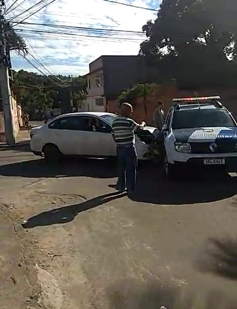 Viatura da PM se envolve em acidente no bairro Feu Rosa 
