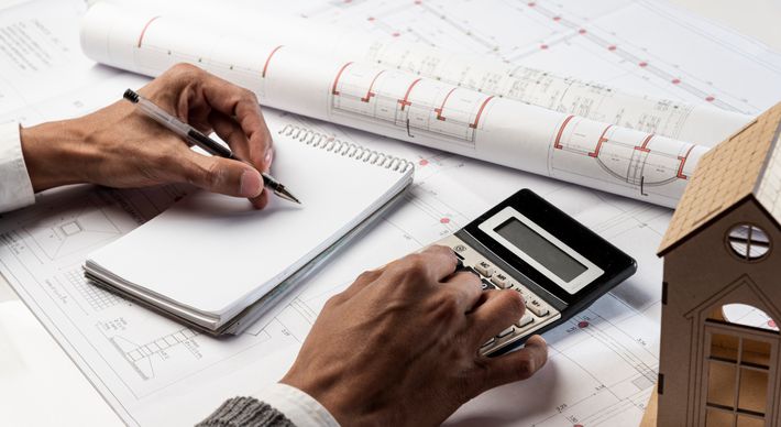 A lista do que deve ser considerado nessa escolha é grande. É preciso fazer uma análise para resolver esse dilema que atinge grande parte dos clientes do mercado imobiliário