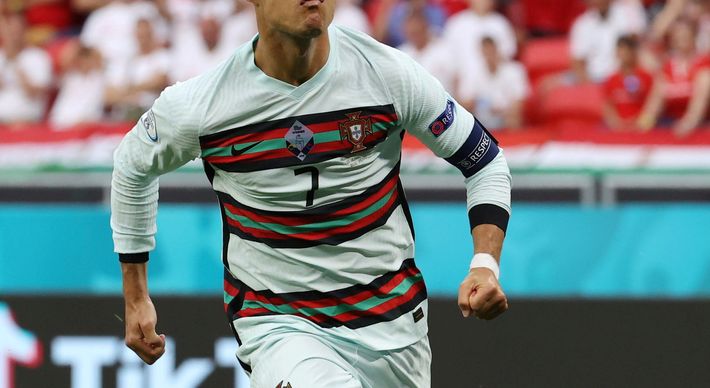 Aos 36 anos, CR7 se tornou o maior artilheiro da história da Eurocopa. Português também é o jogador que fez mais gols na história da Liga dos Campeões e maior artilheiro em atividade no futebol mundial