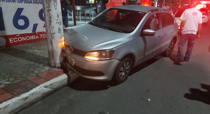 Criminosos estavam com uma arma falsa e roubaram veículo de homem que parou para pagar uma conta no bairro Carapina; os três suspeitos foram detidos
