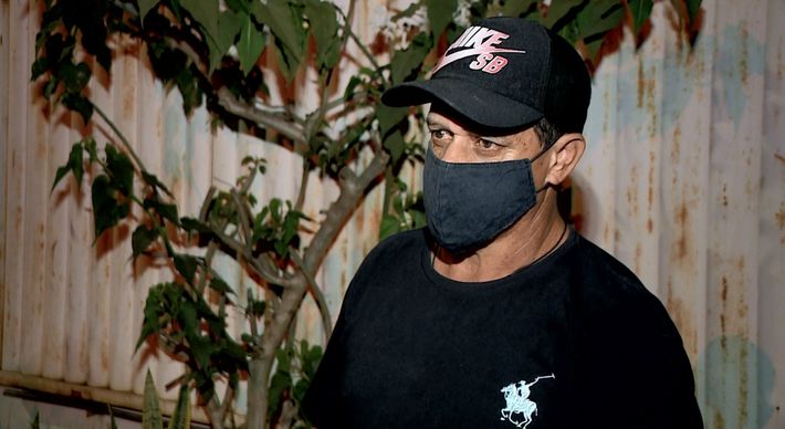O pedreiro José Olmo contou como encontrou a cena do crime; ele é irmão de Flávio Sandro Olmo, de 42 anos , que matou a mulher e os três filhos antes de tirar a própria vida
