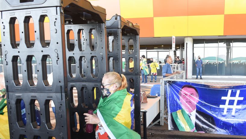 O presidente Jair Bolsonaro é recebido por apoiadores no Aeroporto de Vitória durante sua primeira visita ao Estado como presidente.