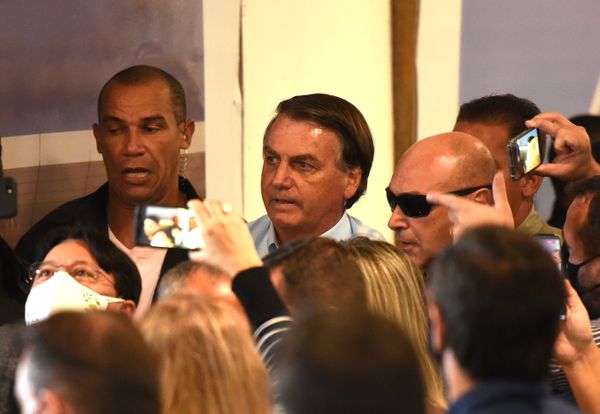 O presidente Jair Bolsonaro é recebido por apoiadores no Aeroporto de Vitória durante sua primeira visita ao Estado como presidente.