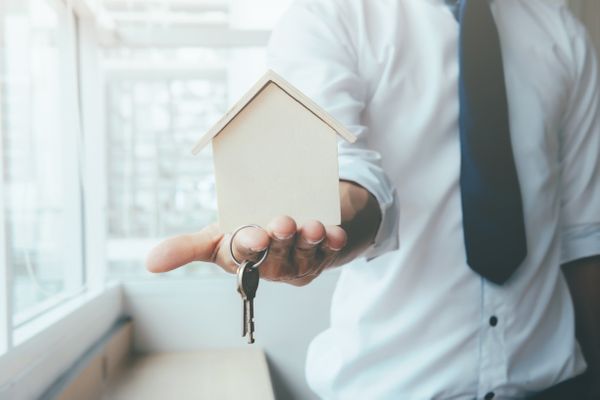 No caso do imóvel pronto, é preciso observar a necessidade de um valor de entrada de pelo menos 20% do valor total negociado.