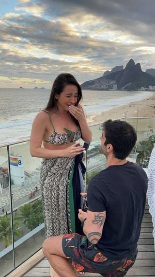 O médico Bruno Tourinho pede a jornalista Manoela Caiado, da Record, em casamento, em hotel de luxo do Rio de Janeiro