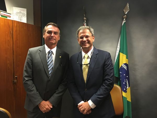 Presidente da República, Jair Bolsonaro, ao lado do major Angelo Denicoli, exonerado do Ministério da Saúde