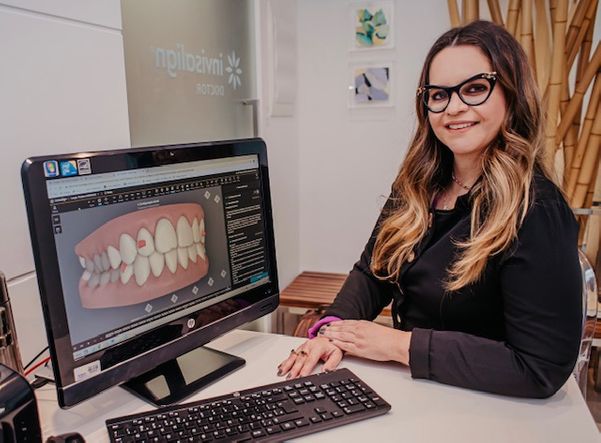 Segundo a ortodontista Flávia Machado, o tempo de tratamento ortodôntico depende sempre da complexidade de cada caso.