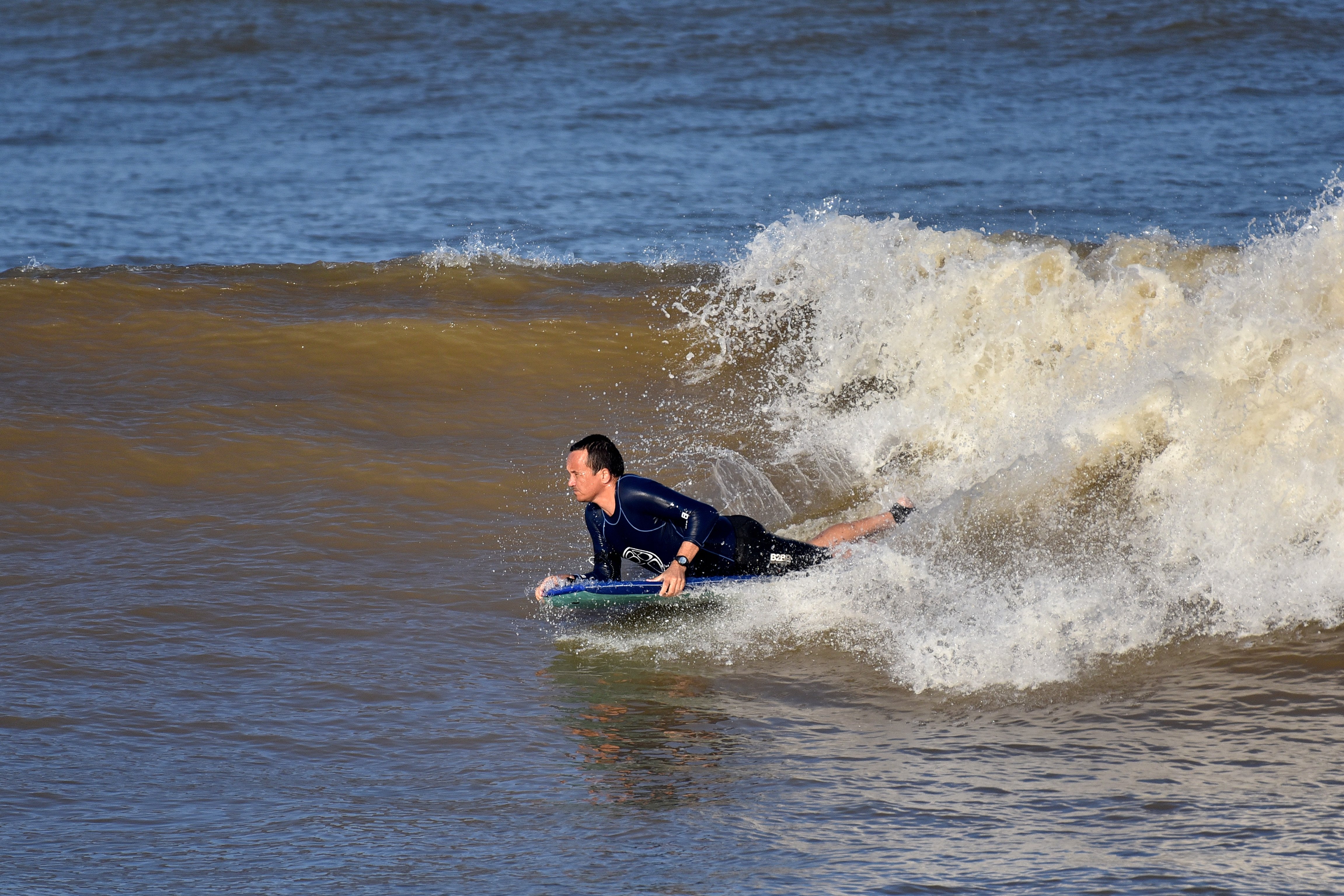  Surfistas aproveitam as ondas na Praia de Camburi, em Vitória