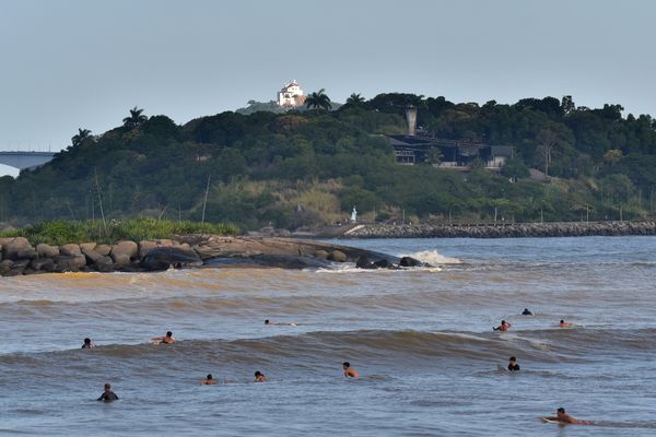  Surfistas curtem as ondas na Praia de Camburi, em Vitória