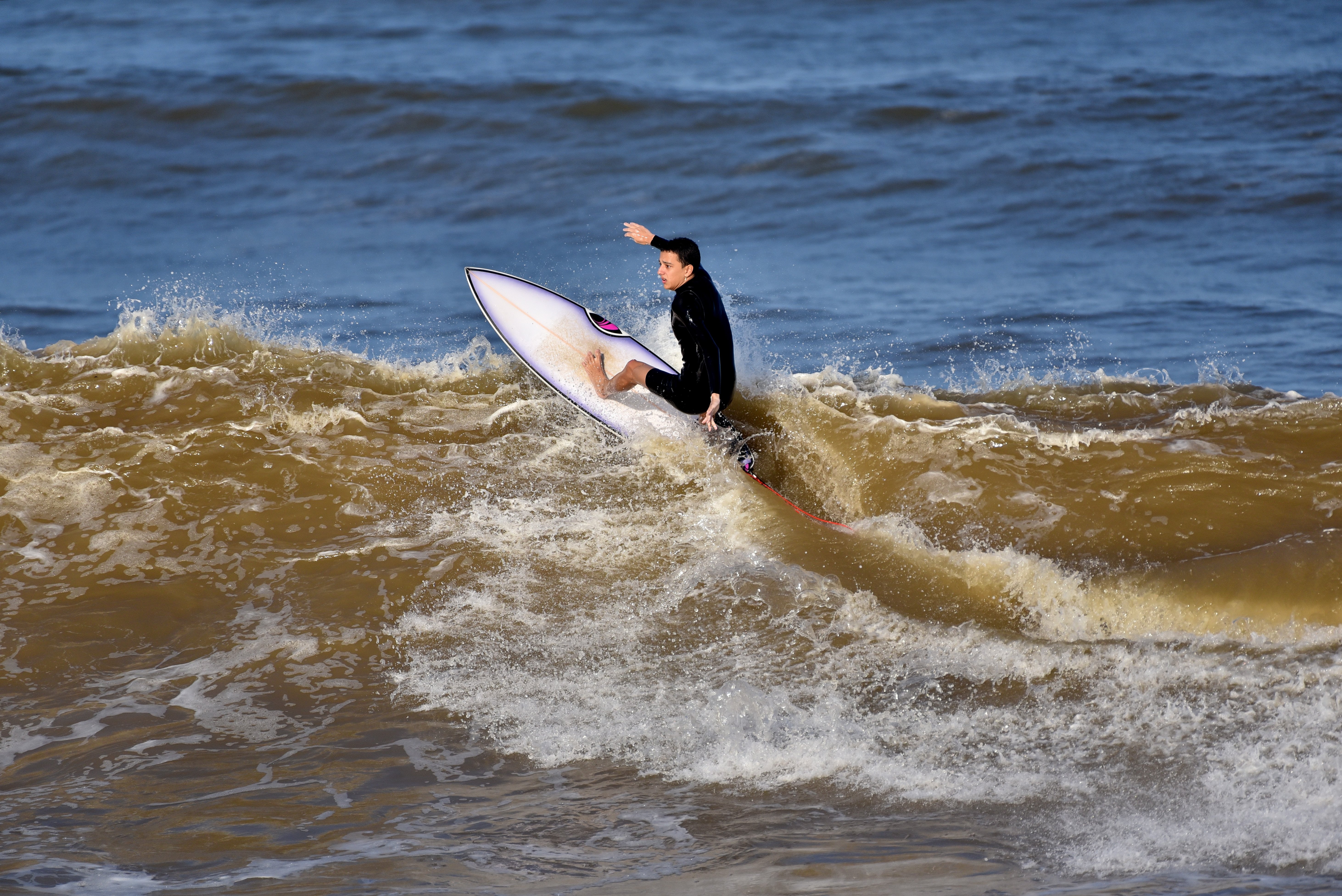  Surfistas curtem as ondas na Praia de Camburi, em Vitória