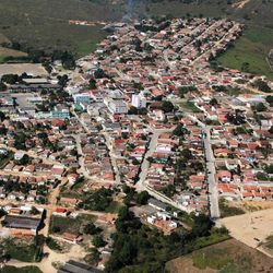 Namorada da vítima relatou à PM que a vítima estava em uma praça do bairro Vila Tavares, quando teve um desentendimento com alguns homens