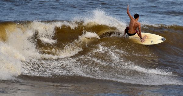 Alguns surfistas aproveitaram o mar de ressaca na Praia de Camburi, em Vitória, nesta quarta-feira (16), apesar do clima ameno e do vento gelado. Veja os registro de Fernando Madeira