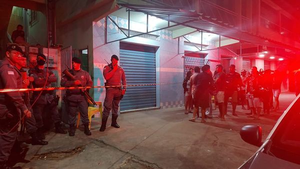 Policiais militares em frente ao bar onde Sergio foi morto