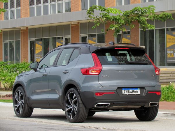 Volvo XC40 Plug-In Hybrid R-Design por Luiza Kreitlon/AutoMotrix    