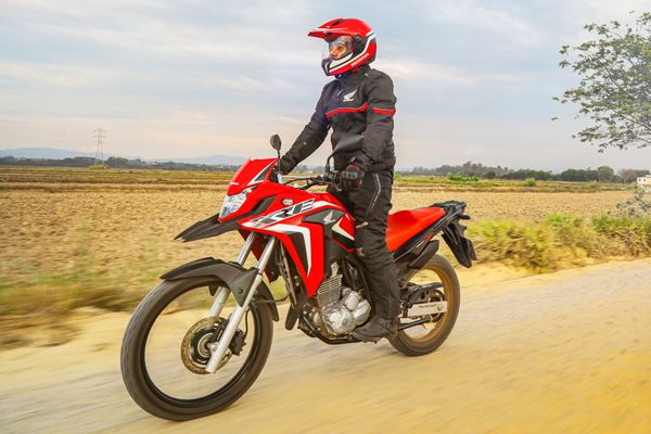 Dotado de partida elétrica e com tecnologia FlexOne, o motor monocilíndrico DOHC de 291,6 cm3 arrefecido a ar é alimentado por injeção eletrônica PGM-FI. por Divulgação
