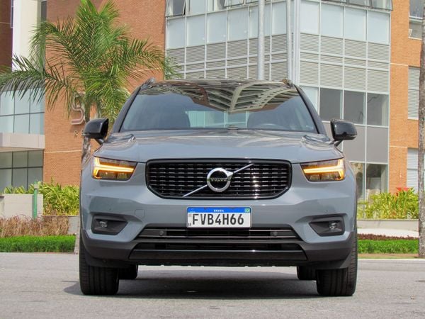 Volvo XC40 Plug-In Hybrid R-Design por Luiza Kreitlon/AutoMotrix    